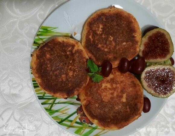 Подаем с фруктами, сметаной, медом или чем еще любите. Приятного аппетита!