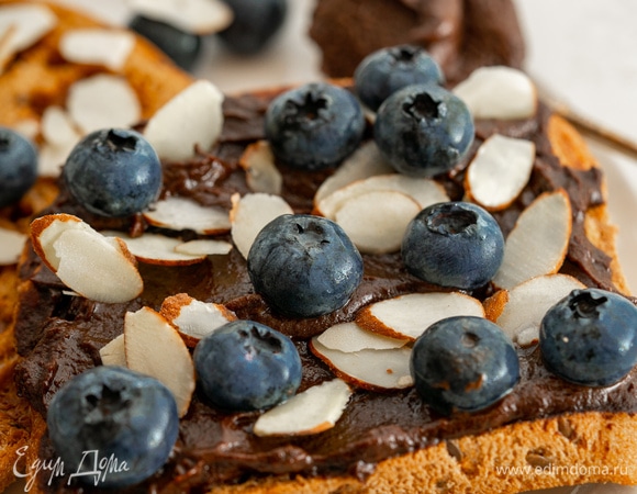 Поместите в чашу блендера все ингредиенты и перемешайте до гладкой консистенции.