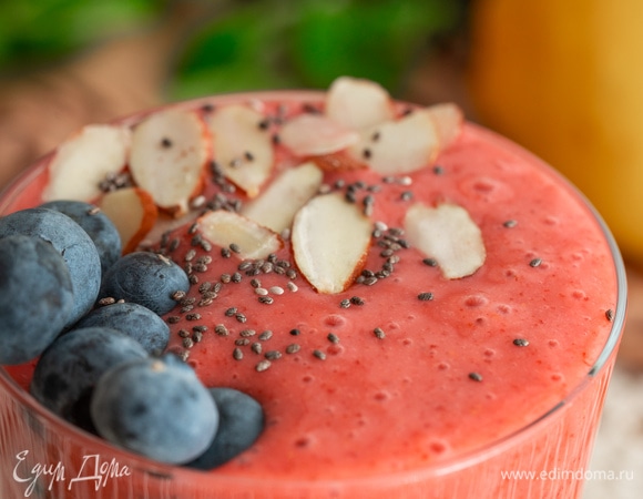 Загрузить в блендер клубнику, добавить кокосовые сливки и мед (или сироп) по вашему вкусу и перемешать до гладкой консистенции.