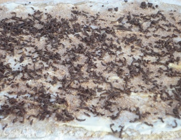 Для теста сахар смешать с солью, венчиком перемешать с мягким маслом. Сюда же добавить смесь кефира и кофейного экстракта. Всыпать муку, смешанную с разрыхлителем, и замесить мягкое тесто. Но муку не добавляйте, а лучше хорошо подпылите разделочную доску мукой. Тесто сверху тоже посыпьте мукой и раскатайте в прямоугольник. Смажьте его мягким маслом. Посыпьте смесью сахара и корицы, а сверху — шоколадом.