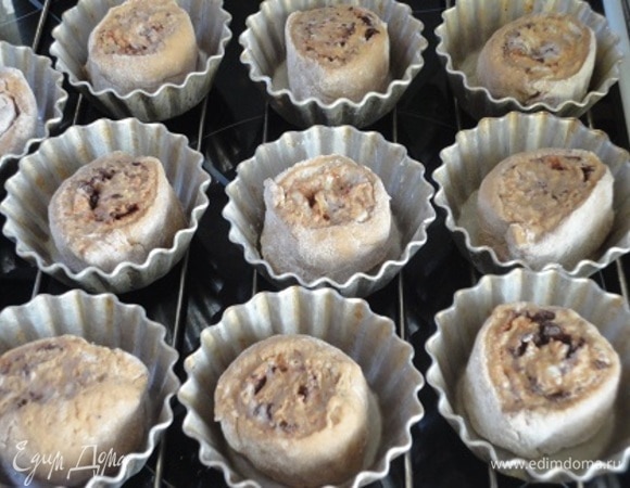 Выложить их в смазанные маслом формочки. Так удобнее, чем выпекать на листе. Сахар с маслом могут вытекать из рулетиков.