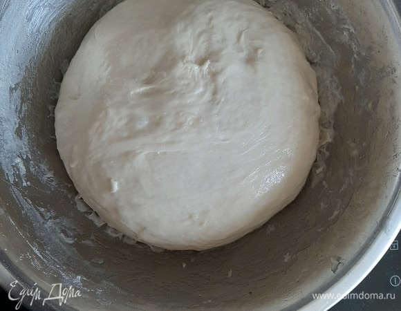 В теплую воду всыпать дрожжи, сахар и 2–3 ложки муки (должно получиться тесто по консистенции, как сметана) из общего количества, хорошо перемешать, накрыть пленкой и оставить на 30 минут в теплом месте. Через полчаса, когда опара поднимется, добавить соль, растительное масло, теплое молоко и, добавляя небольшими порциями муку, замесить тесто, оно должно быть гладким и не очень плотным. Готовое тесто накрываем пленкой и оставляем на 1 час в теплом месте.