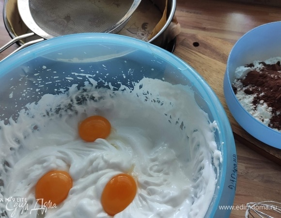 Взбить яичный белок с водой и щепоткой соли до мягких пиков. Понемногу добавляя сахар, взбить белки до густой пены.