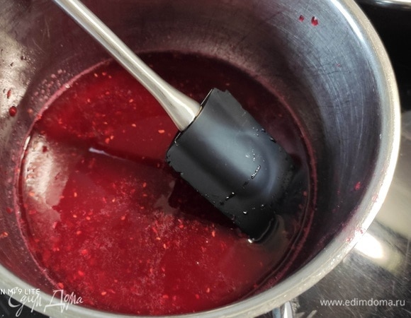 Для малиновой прослойки понадобится малиновое пюре и желирующий сахар. Довести ингредиенты до кипения в кастрюле и варить 3–4 минуты. Дать немного остыть. Желирующий сахар бывает разной концентрации, поэтому учитывайте указания на вашей упаковке и рассчитайте количество желирующего сахара для 220 г пюре.
