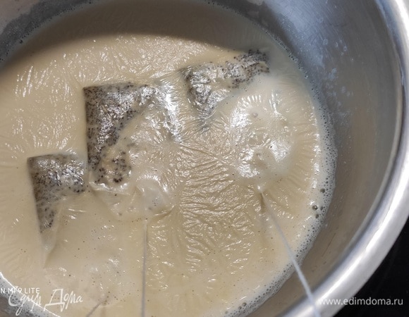 Для муссового слоя: замочить желатин в ледяной воде. Налить молоко и сливки (70 мл от общего количества) в кастрюлю и довести до кипения, затем снять с огня и поместить туда пакетики чая эрл грей. Накрыть крышкой и дать постоять 30 минут, затем выжать и вынуть пакетики.