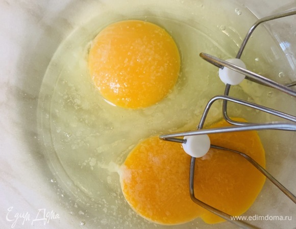 Все продукты должны быть комнатной температуры. Яйца с солью взбиваем миксером в течение одной минуты на высокой скорости.
