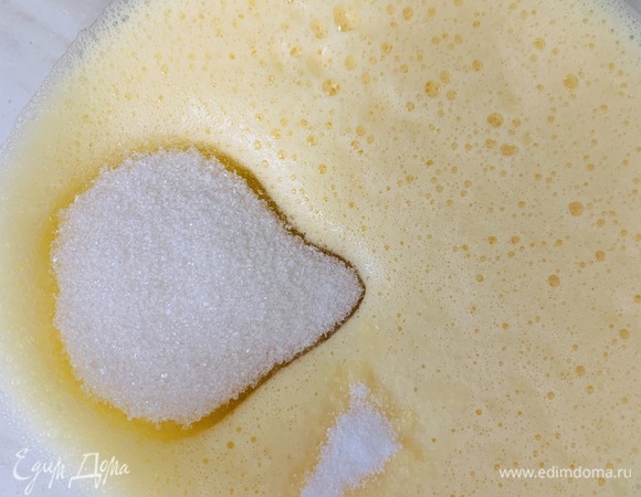 Добавляем сахар и ванилин. Продолжаем взбивать еще четыре минуты до пышности. Если яблоки кислые, количество сахара можно немного увеличить.