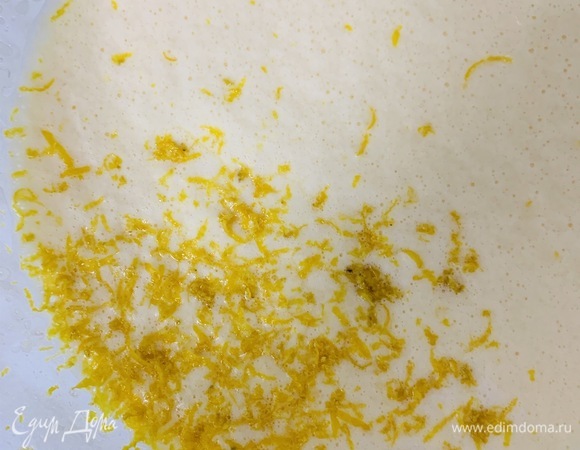 Заливаем молоко, остывшее растопленное сливочное масло и цедру от половины лимона и перемешиваем миксером секунд 10 на маленьких оборотах.