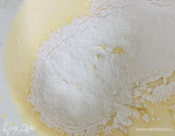 Добавляем просеянную муку и смешиваем миксером до однородности. Тесто получится жидким.