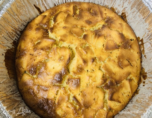 Пирог выпекаем в разогретой до 175°C духовке в течение одного часа. Готовность проверяем деревянной лучинкой.