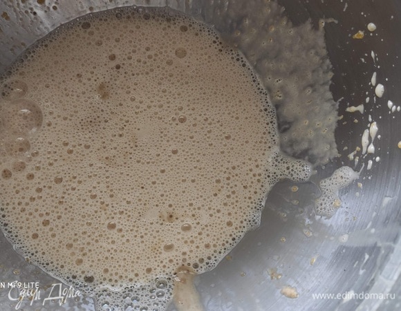 Измельчить молочный шоколад и аккуратно растопить его в микроволновой печи или на водяной бане. В миске взбить яичные желтки с сахаром до легкой пены. Снова довести ароматизированное чаем молоко до кипения и влить его в смесь яичных желтков.