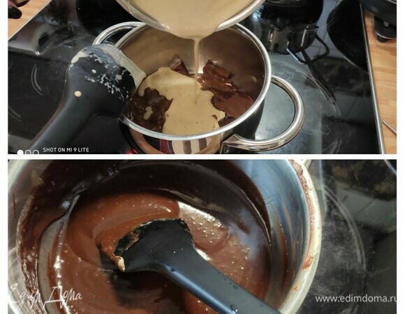 Снять кастрюлю с огня, добавить замоченный и отжатый желатин и влить крем в растопленный шоколад. Перемешать до однородности и дать остыть.