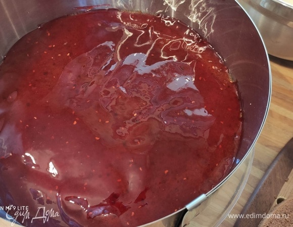 Выложить малиновую прослойку (у меня к этому времени начался процесс желирования. Возможно, вам придется корригировать консистенцию и поставить емкость на несколько минут в холодильник или, наоборот, немного подогреть).