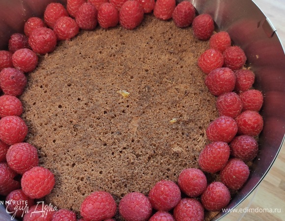 Затем выложить второй бисквит и пропитать сиропом. Затем — слой малины. Я малину вымыла и высушила бумажным полотенцем. Часть малины оставить на декор.