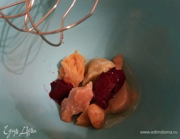 Я беру уже готовое пюре, которое хранится у меня в морозильной камере, его я заготавливаю заранее, всегда удобно взять нужное количество и быстро сделать десерт. От того, какое пюре вы добавите к яблочному, будет зависеть ваш цвет зефира и вкус, никаких красителей. Можно добавлять к яблочному любое пюре: смородина, слива, айва, клюква и т. д. Сейчас у меня терн, яблоко, яичный белок. Начинаем взбивать.