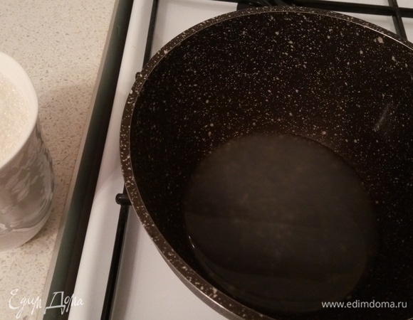 Теперь начинаем заниматься агар-агаром (у меня крепость агара 900), для начала соединяем его с водой и ставим на огонь. Когда жидкость нагревается, она превращается в желеобразную массу, это говорит о том, что агар хороший и у нас все получится.