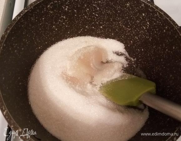 Добавляем весь объем сахара и перемешиваем.
