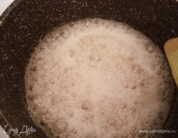 Даем массе закипеть, помешиваем лопаткой, чтобы агар не подгорел.