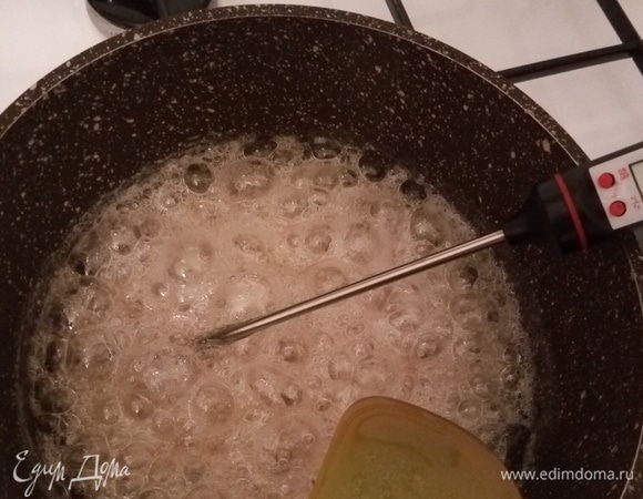 Доводим массу до 110°C и начинаем ее вводить тонкой струйкой во взбитое пюре. Перемешиваем до полного объединения.