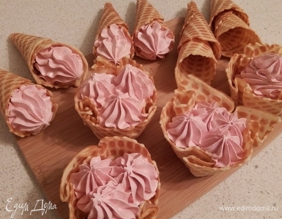 Еще я попробовала заполнить вафельные корзиночки зефиром с добавлением ягодного пюре.