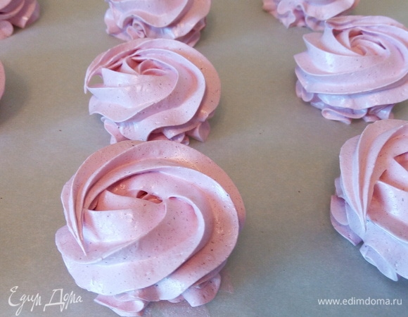 А если у вас закончились рожки, то можно отсадить зефирки на пергаментную бумагу и дать им стабилизироваться 4–6 часов, а затем посыпать сахарной пудрой и соединить две половинки.