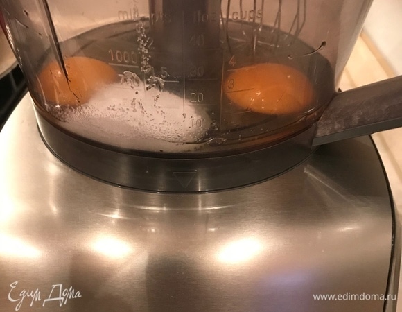 Взбить яйца со стевией, добавить молоко, муку, разрыхлитель и какао-порошок. Все перемешать.