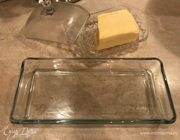 Тесто влить в смазанную маслом форму. Желательно продолговатую, так как после выпечки коржа надо разделить его на две части, т. е. разрезать посередине. Выпекать 30–40 минут при температуре 180°C в предварительно разогретой духовке.