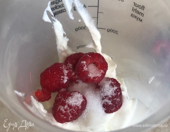 Мягкий творог взбить со стевией и малиной. Часть малины оставить для украшения мини–торта.