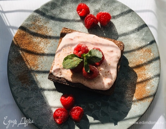 Дать коржам остыть, промазать коржи приготовленным кремом, украсить малиной, мятой, сахарной пудрой и какао-порошком.