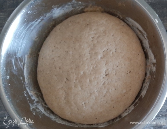 В 50 мл теплой воды добавить дрожжи и сахар, хорошо размешать и оставить на 10 минут. Через 10 минут, когда дрожжи поднимутся шапкой, добавить соль, растительное масло, муку и замесить гладкое нетугое тесто, накрыть пленкой и убрать в теплое место на 1 час.