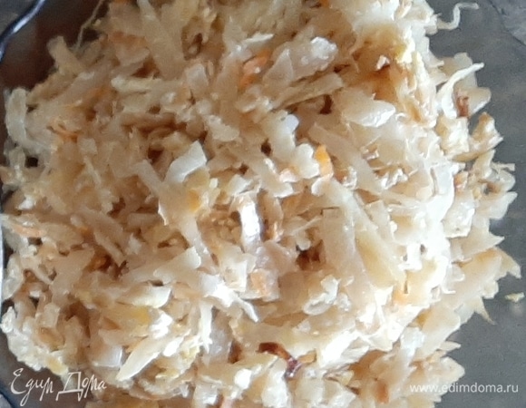 Пока тесто подходит, хорошо промытую квашеную капусту тушим с нарезанным перьями репчатым луком, тушим в небольшом количестве растительного масла.