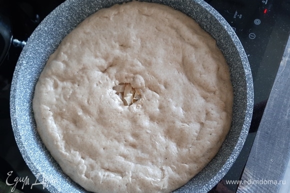 Когда тесто поднялось в 1,5–2 раза, а капуста готова, начинаем формировать пирог: делим тесто на 2 части, большую часть раскатываем в блин и укладываем на дно смазанной маслом формы, выкладываем капусту, а сверху накрываем блином из меньшей части теста, хорошо защипываем и оставляем на 30 минут подходить.