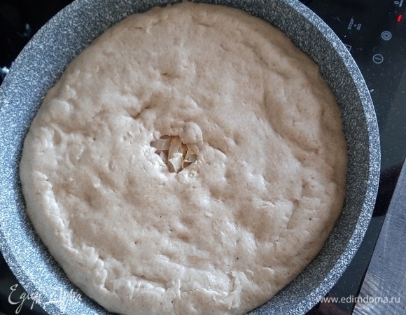 Когда тесто поднялось в 1,5–2 раза, а капуста готова, начинаем формировать пирог: делим тесто на 2 части, большую часть раскатываем в блин и укладываем на дно смазанной маслом формы, выкладываем капусту, а сверху накрываем блином из меньшей части теста, хорошо защипываем и оставляем на 30 минут подходить.