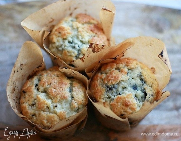 Приступаем к наполнению формочек (8–12 шт.). Чернику (1 стакан) укладываем слоями между тестом, чтобы не окрасить его в фиолетовый цвет. Если мы хотим, чтобы у маффинов были симпатичные шляпки, накладываем тесто доверху. Духовку заранее разогреваем до 205°C. Когда шляпки маффинов приподнялись и треснули, можем убавить температуру до 180°C. Общее время выпекания — примерно 18 минут. Готовность всегда проверяйте зубочисткой.