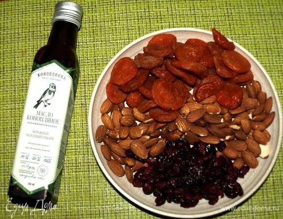 Время приготовления указано без замачивания сухофруктов. Подготовить все необходимые продукты. Миндаль обжарить. Клюкву и курагу залить холодной водой на 30 минут. Воду слить, клюкву и курагу промыть, удалить бумажным полотенцем лишнюю влагу.