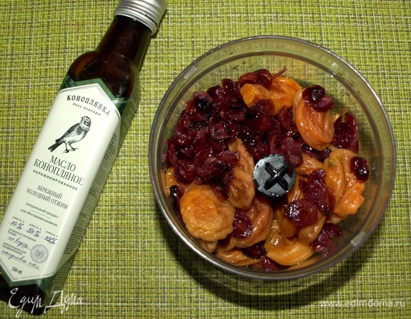 Все продукты складываем в чашу блендера. Добавляем лимонный сок и конопляное масло ТМ «Коноплянка».