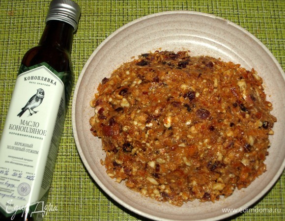 Все измельчаем. Сильно измельчать не надо, пусть останутся небольшие кусочки миндаля. Если конфеты будут есть дети и старики, то лучше измельчить помельче.