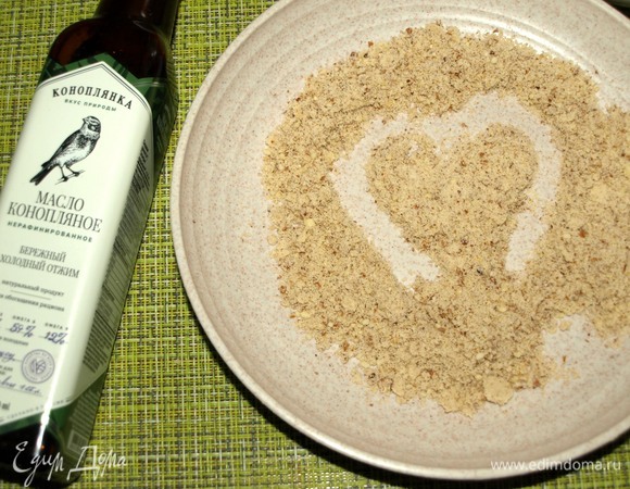 Если у вас есть миндальная мука, то конфеты можно обвалять в ней. Если нет, то измельчить необходимое вам количество миндаля в кофемолке.