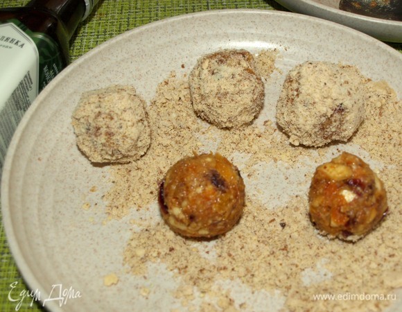 Из полученной массы скатать шарики нужного вам размера. Обвалять в измельченном миндале.