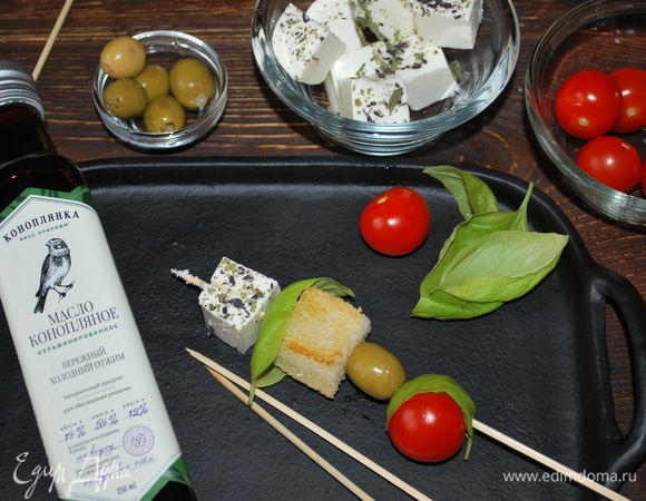 На деревянные шпажки нанизывайте поочередно продукты.