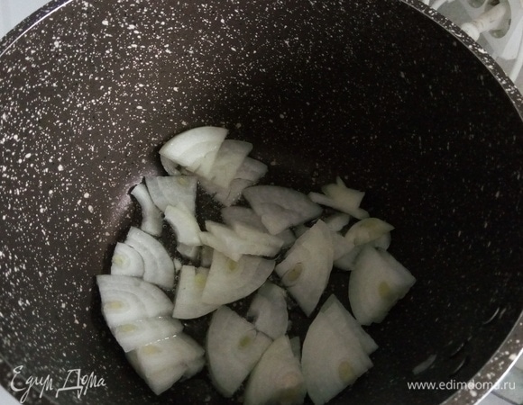 Нарезаем репчатый лук и обжариваем его в подсолнечном масле в сотейнике до прозрачности.