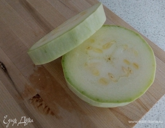 Пока лук обжаривается, нарезаем кабачок.