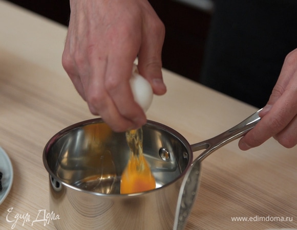 Разбиваем 1 яйцо в кастрюлю.