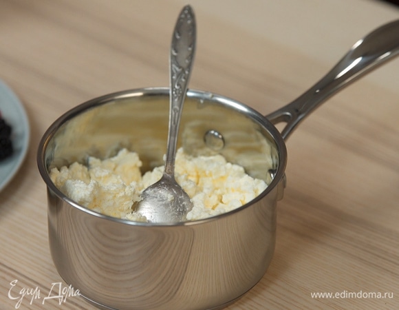 Туда же отправляем 400 г творога. Примерно 70% успеха сырников зависит от качества творога, берите 9% мелкозернистый творог.