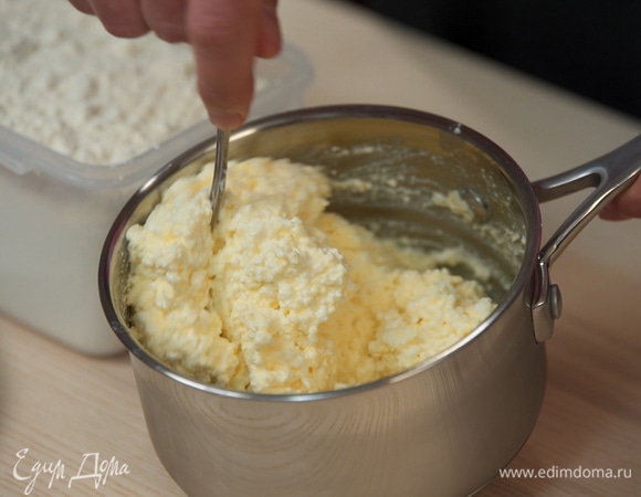 По консистенции должно получиться так, чтобы основа была ни жидкая, ни сухая.