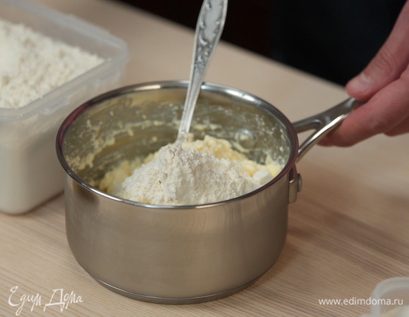 Добавляем 2 ст. л. муки, перемешиваем.