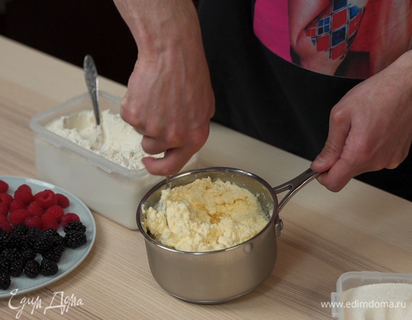 Не делайте основу твердой, сделаете твердой — сырники не будут  воздушные. Можно еще взбить блендером, но я так не делал.