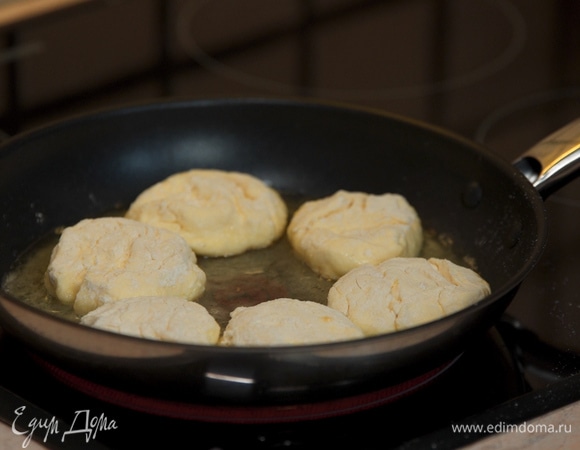 На разогретую сковородку выкладываем сырники.