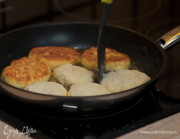 Жарим на среднем огне с каждой стороны примерно по 3 минуты до образования характерной золотистой корочки.