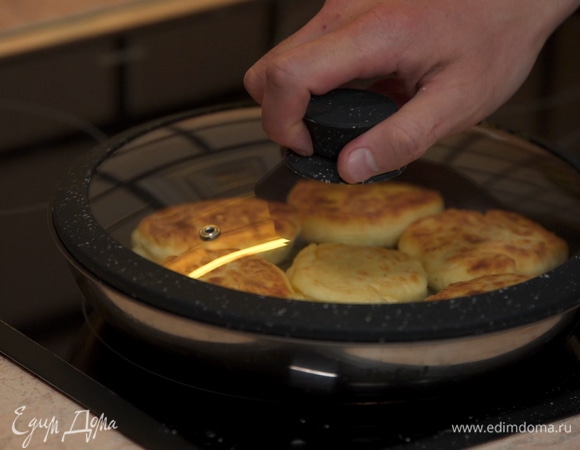 Выключаем плиту и накрываем крышкой, оставляем на 3 минуты.